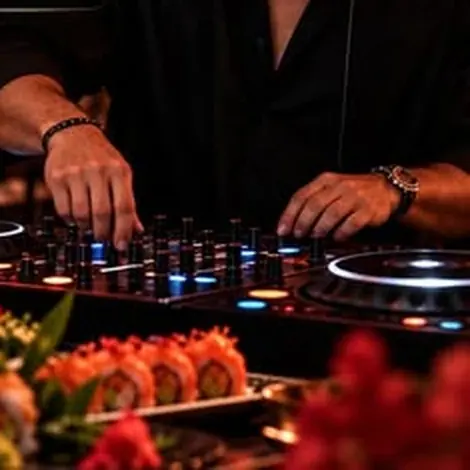 DJ Night в Moti: диджей за пультом под красными фонарями